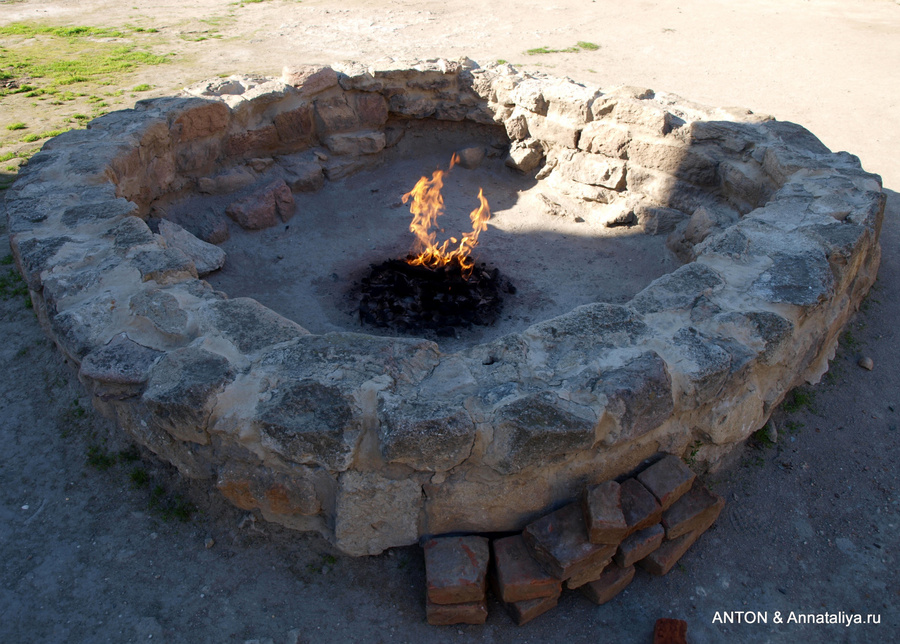 Огневой колодец Сураханы, Азербайджан
