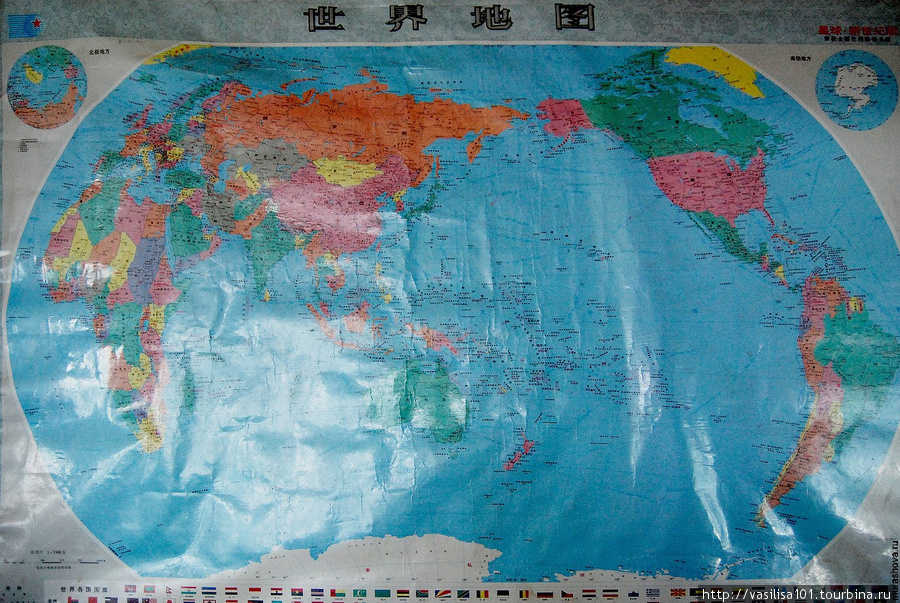 Китайский вариант карты мира, в центре — Юго-восточная Азия. Проекция тоже нетипичная для российских карт. Гьянце, Китай