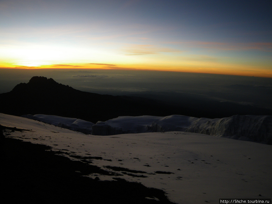 Только забрезжил рассвет. Мы на высоте больше 5800 м. Килиманджаро Национальный Парк, Танзания