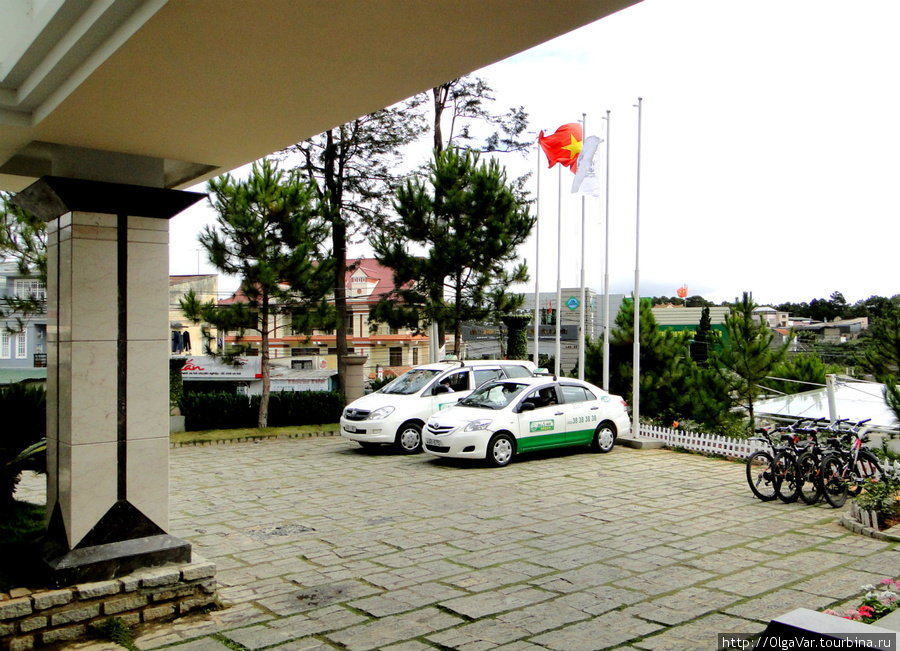 Перед входом — небольшая площадка для парковки автомашин Далат, Вьетнам