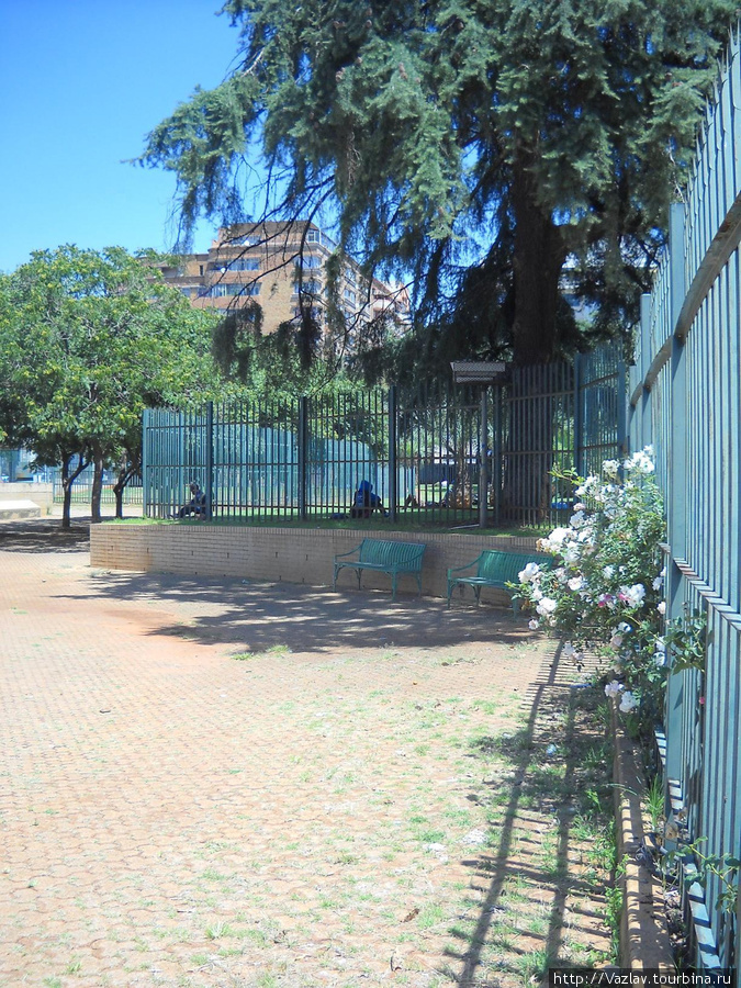 У ограды Йоханнесбург, ЮАР