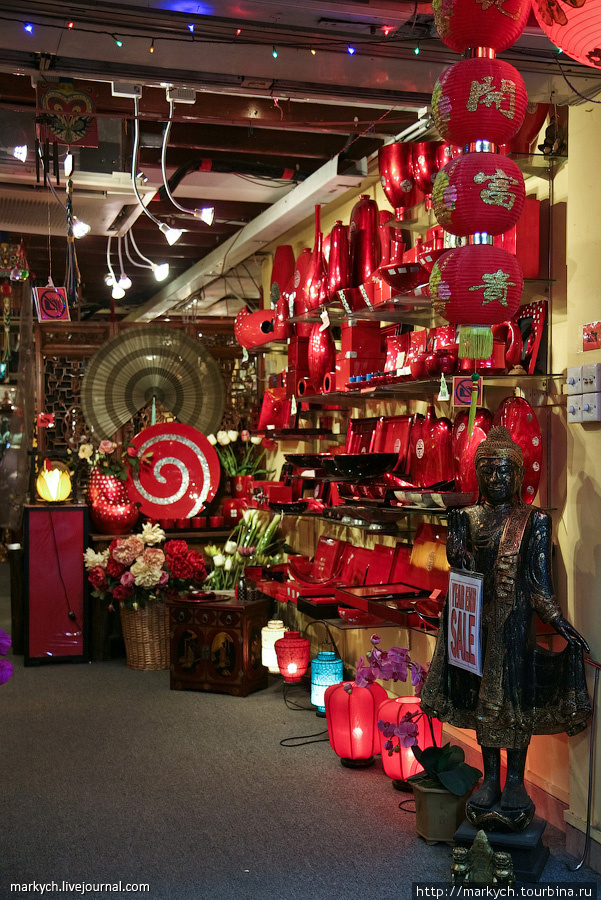 Красный цвет в китайской мифологии символизирует удачу, тепло и силу. В одежде красного цвета в Китае принято встречать Новый год. Красный цвет активно используется при изготовлении различной праздничной продукции. Кстати, на сегодня, 14 февраля, выпадает Китайский Новый год. Сингапур (город-государство)