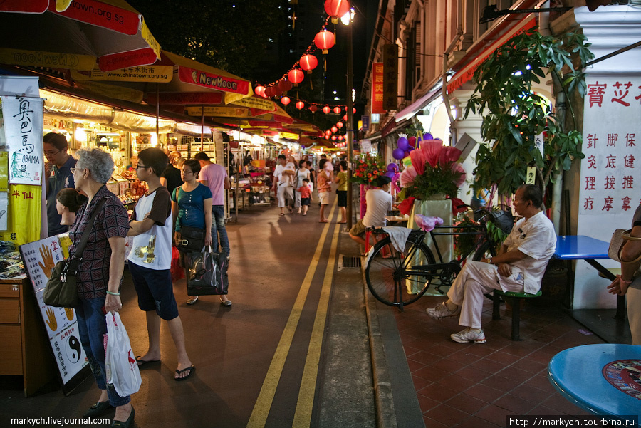 Сувенирные лавки, магазинчики и палатки занимают большую часть района. Остальное пространство оккупируют многочисленные едальни. В основном подается традиционная китайская еда. Можно перекусить очень дешево и вкусно. Сингапур (город-государство)