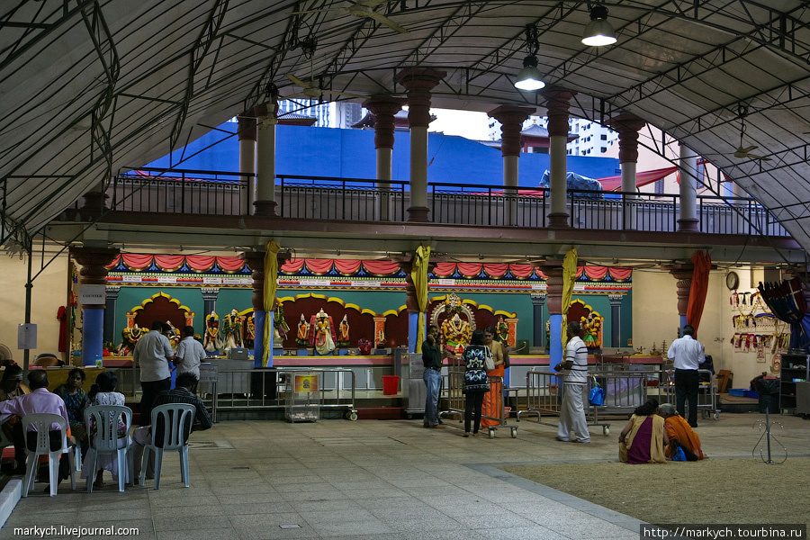 В Чайнатауне располагается старейший в Сингапуре индуистский храм Sri Mariamman. В настоящее время он закрыт на реставрацию, но можно попробить по его внутреннему дворику и понаблюдать за церемониями. Сингапур (город-государство)