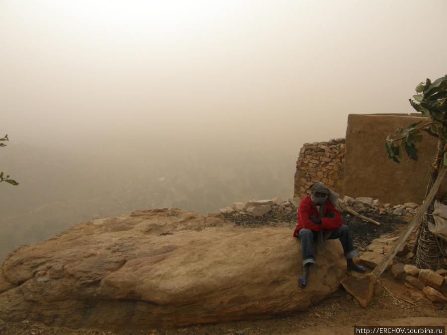 Вид на долину закрыт пылью. Область Мопти, Мали