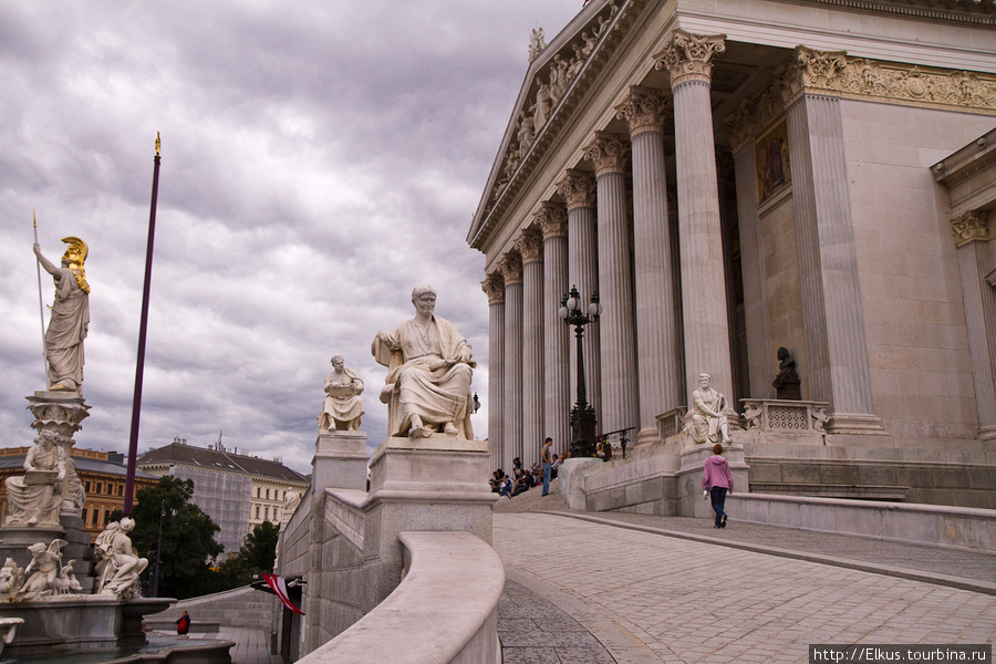 парламент- наверное самое красивое здание в Вене... или ратуша — не решил еще Вена, Австрия