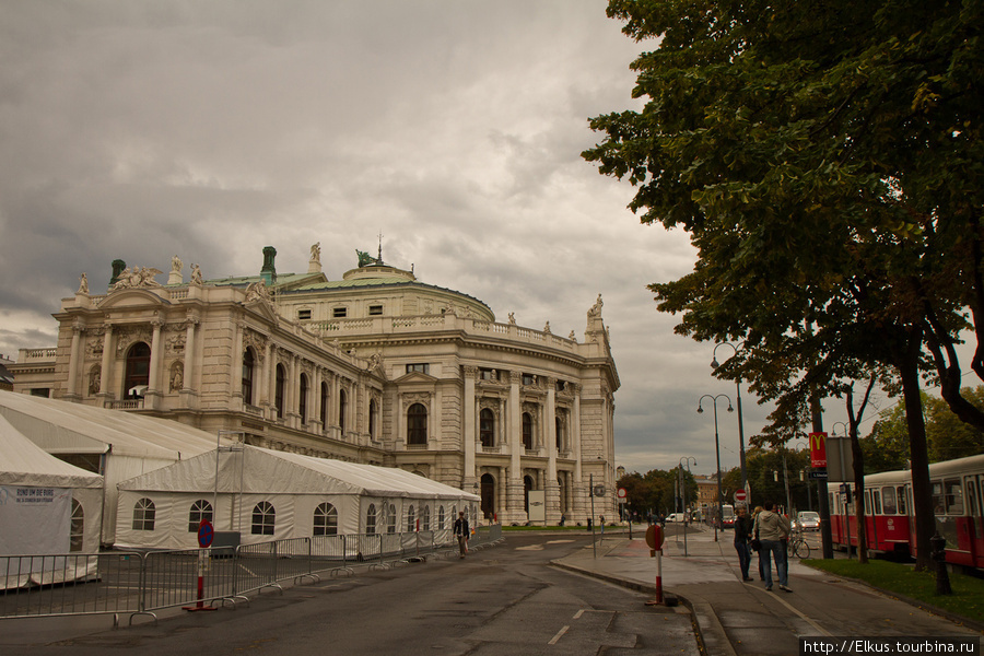 Бургтеатр (Burgtheater) — придворный театр в венском Хофбурге. Учреждён в 1741 году указомМарии Терезии. В течение XVIII и XIX вв. был одним из наиболее престижных театров германоязычного мира. В 1888 г. был переведён в новое здание на Рингштрассе. Вена, Австрия