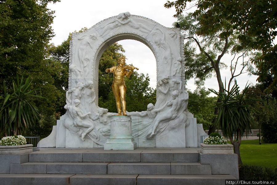 Золотой Штраус.Открытие 26 июня 1921 года , скульптор Эдмунд Хеллме Вена, Австрия