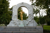 Золотой Штраус.Открытие 26 июня 1921 года , скульптор Эдмунд Хеллме