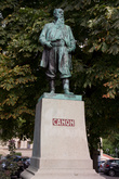 Памятник Кэнонону, снято на CANON. Памятник австрийскому художнику Гансу Канону (Hans Canon — псевдоним, настоящее имя Johann Strasiripka, 1829 — 1885). Памятник установлен в Вене 27 октября 1905 года, скульптор Рудольф Вайер (Rudolf Weyr).