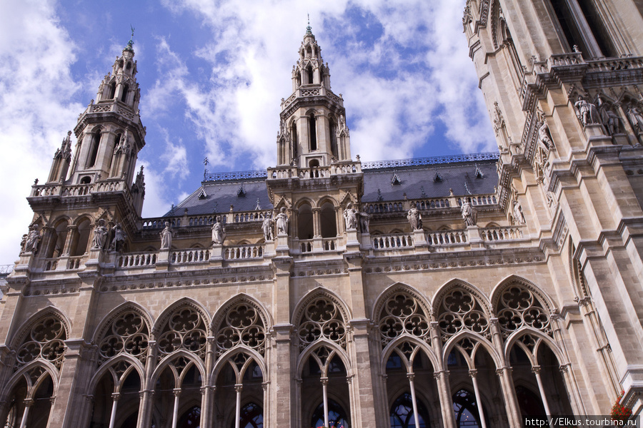 Внешний облик и прежде всего башня высотой 105 м выполнен в традициях фламандских готических ратуш, намекая на средневековые городские свободы. Вена, Австрия