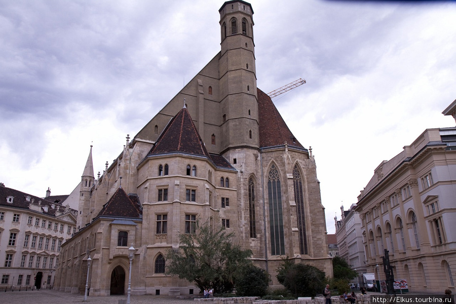 Церковь Миноритенкирхе расположена на площади Миноритенплатц находящейся в самом центре города. Площадь окружают красивые дворцы 17-го и 19-го веков. Церковь была построена между 1340 и 1400 годами Вена, Австрия