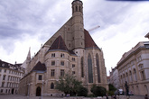 Церковь Миноритенкирхе расположена на площади Миноритенплатц находящейся в самом центре города. Площадь окружают красивые дворцы 17-го и 19-го веков. Церковь была построена между 1340 и 1400 годами