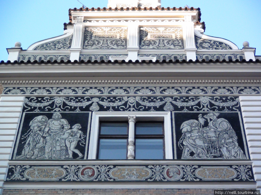 Очаровывают росписи и лепнина старинных пражских домов. Прага, Чехия