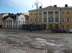Хельсинки. Трамвай-червячок, почти бесшумный. Кстати в Финляндии трамвайное движение есть только в Хельсинки. Серое здание-жилой дом постройки 1757 года.