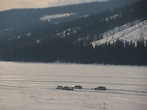 на льду озера можно поучиться экстремальному вождению