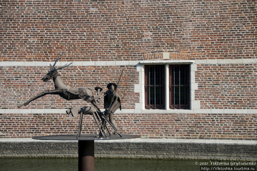 г. Тюрнхаут, Бельгия. Замок герцогов Барбанта (12 век). Скульптура охотника