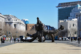 На площади перед мэрией любопытная скульптура.