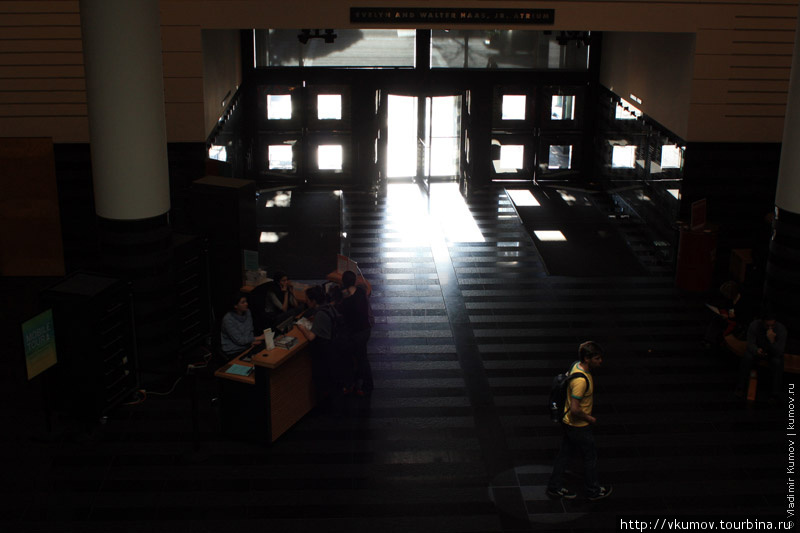 На входе в МоМА посетителей сопровождает прожектор (см. человек в жёлтой футболке). Сан-Франциско, CША