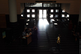 На входе в МоМА посетителей сопровождает прожектор (см. человек в жёлтой футболке).