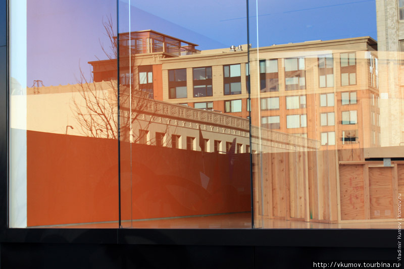 Вид в окно МоМА с крыши-террасы. Сан-Франциско, CША