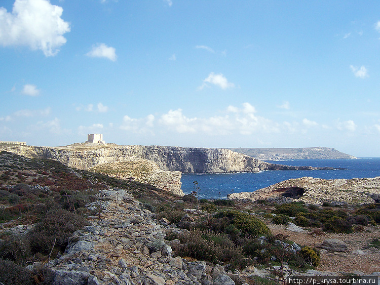 Вдали видна рыцарская башня Остров Комино, Мальта