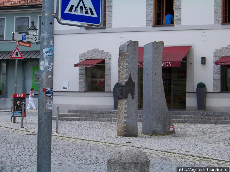 Памятник в центре Дахау Дахау, Германия