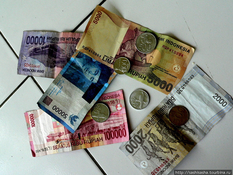 Снять деньги с банкомата на Травангане Остров Гили-Траванган, Индонезия