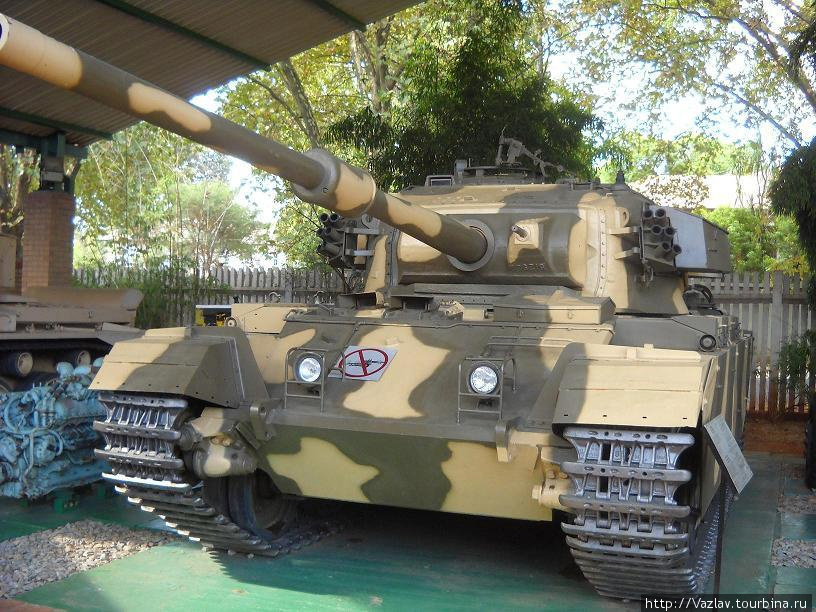 Один из экспонатов танковой площадки Йоханнесбург, ЮАР