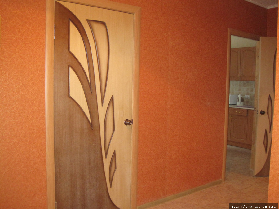 Квартира на ул. Судоремонтной, дом 26а. 
Широкий коридор и дверь на кухню Вологда, Россия