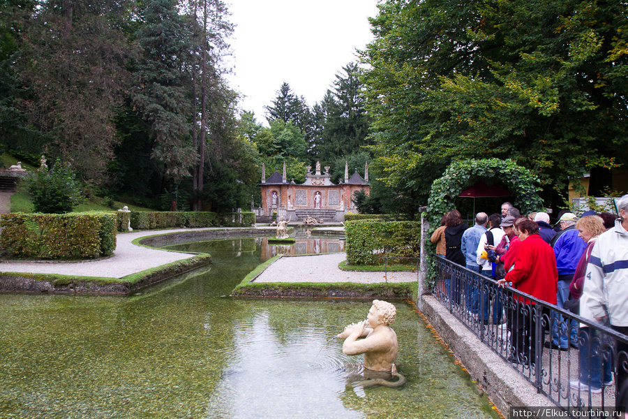 Дворец славен своими потешными фонтанами Хельбрунн, Австрия