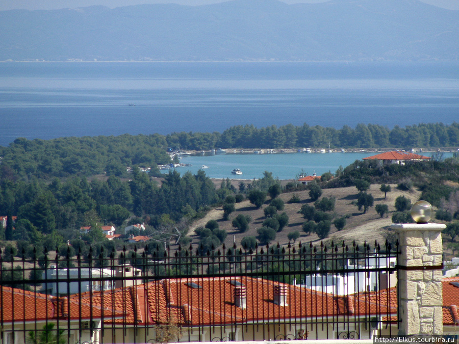 Окрестнсти поселока Певкохори, с горы эта лагуна выглядела изумительно Певкохори, Греция