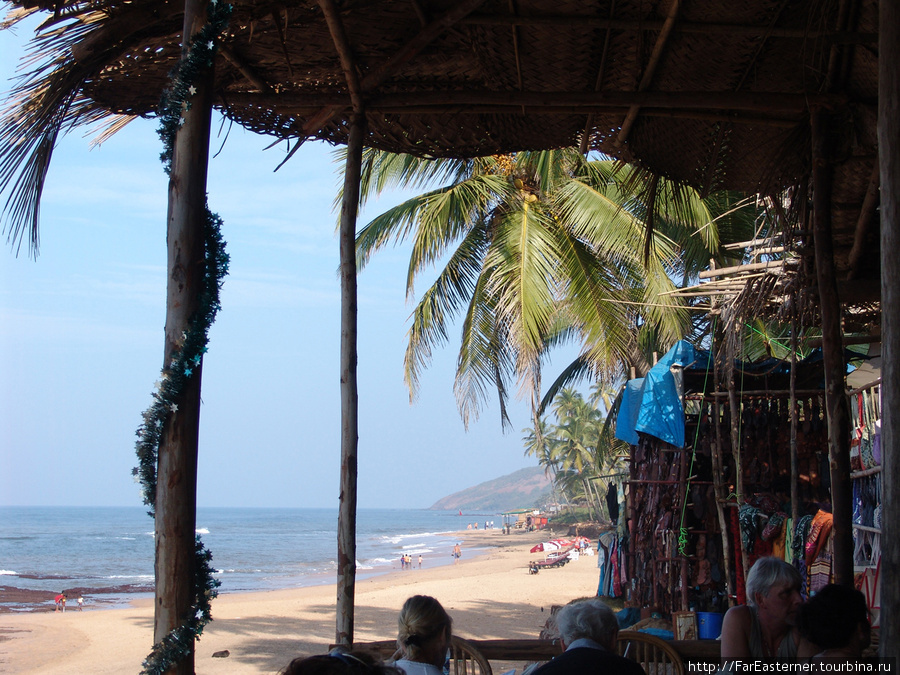 Вид из кафе на северные пляжи Анжуны. Анжуна, Индия