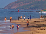 Местные детишки, жители и туристы на пляже Анжуны.