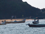 Лодки всегда швартуются в южной бухте Анжуны, там где песок, а не камни.