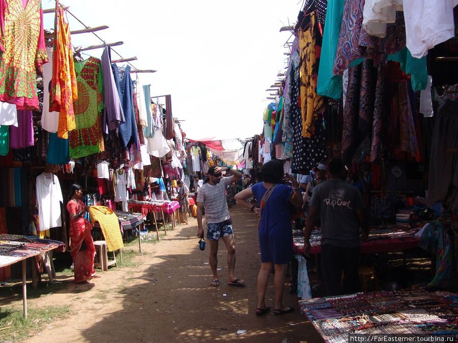 Улица на рынке. Анжуна, Индия