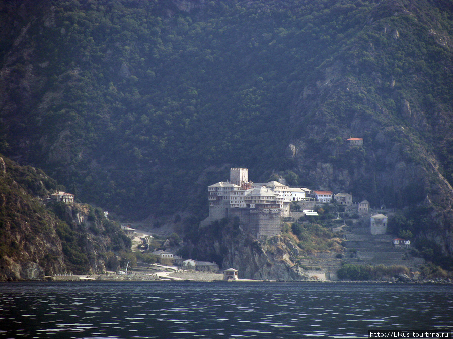 В 963 году святым Афанасием Афонским был основан первый монастырь. Автономное монашеское государство Святой Горы Афон, Греция