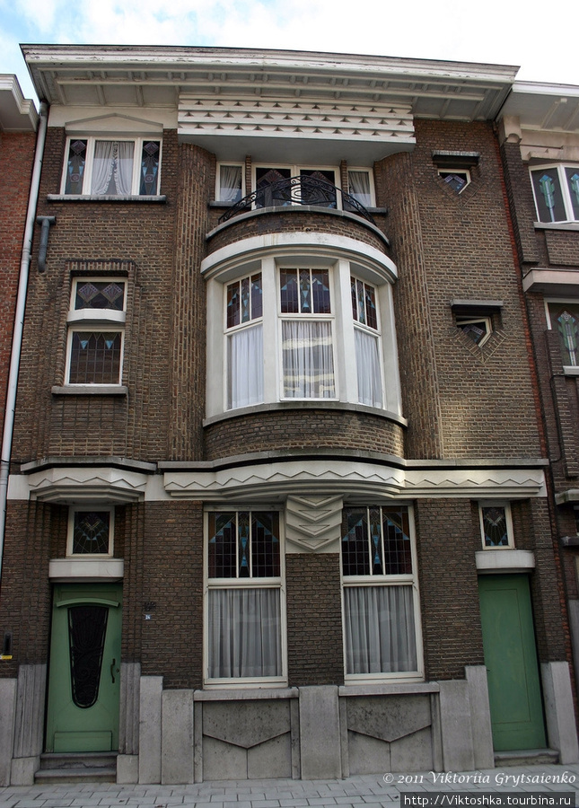 г. Синт-Никлас, Бельгия. Уникальная старинная улочка De Monseigneur Stillemansstraat. Здесь каждый дом выстроен в стиле Арт-деко. В 2002 году каждый дом на этой улице был отреставрирован, и охраняются как памятники архитектуры. А сама улица является охраняемым памятником городского пейзажа. На фотографии дом № 24.