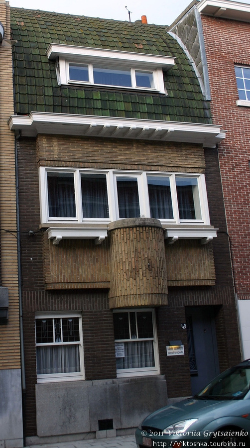 г. Синт-Никлас, Бельгия. Уникальная старинная улочка De Monseigneur Stillemansstraat. Здесь каждый дом выстроен в стиле Арт-деко. В 2002 году каждый дом на этой улице был отреставрирован, и охраняются как памятники архитектуры. А сама улица является охраняемым памятником городского пейзажа. На фотографии дом № 49.