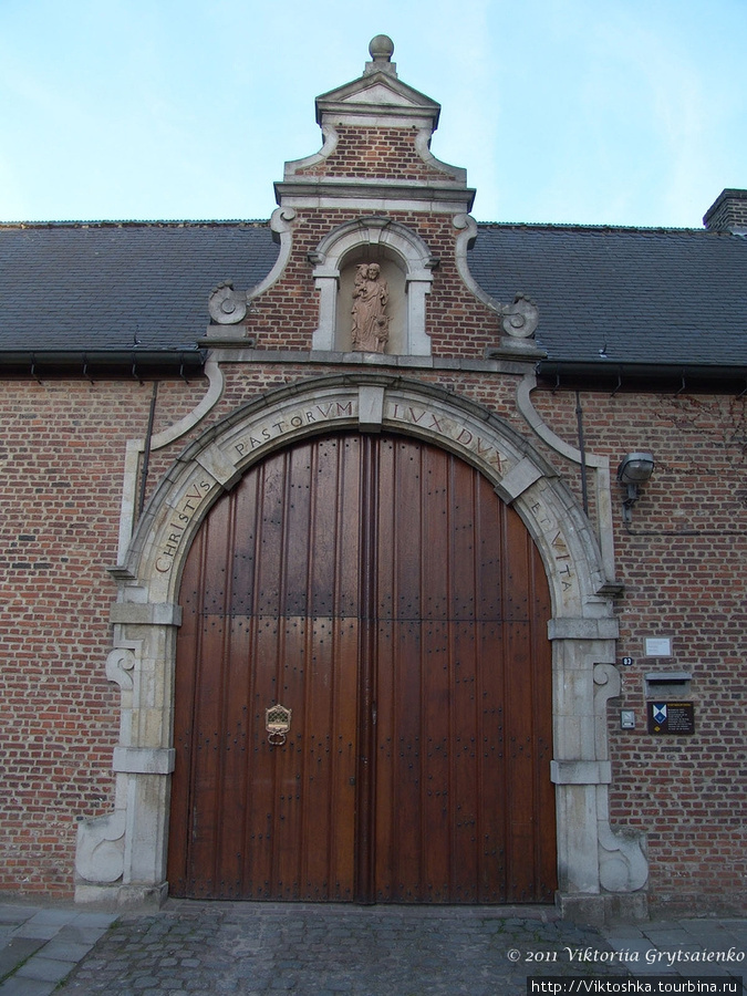 г. Синт-Никлас, Бельгия. Так называемые Ворота Милосердия (Inrijpoort dekenij). Ворота находятся на улице  Ankerstraat, были построены в 1697 году в виде арки в стиле барокко. Были отреставрированы в 1983 году и охраняются как памятник архитектуры.