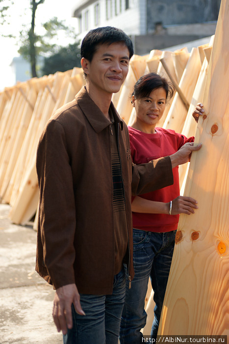 Семейная пара, владельцы мелкой деревообрабатывающей фабрики на дороге к Гуйлиню. Китай