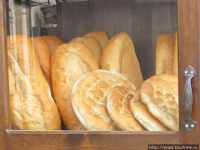 На любой улочке любого турецкого города есть  застекленные шкафы со свежим хлебом. Вот за стеклом пригрелся самый обычны пшеничный батон экмек и плоская пита. Сиде, Турция