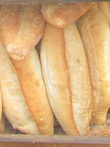 Еще одна маленькая, но очень важная турецкая радость — хлеб. Всегда только сегодняшний, а часто горячий, ароматный и такой аппетитный на вид, что руки сами тянутся.