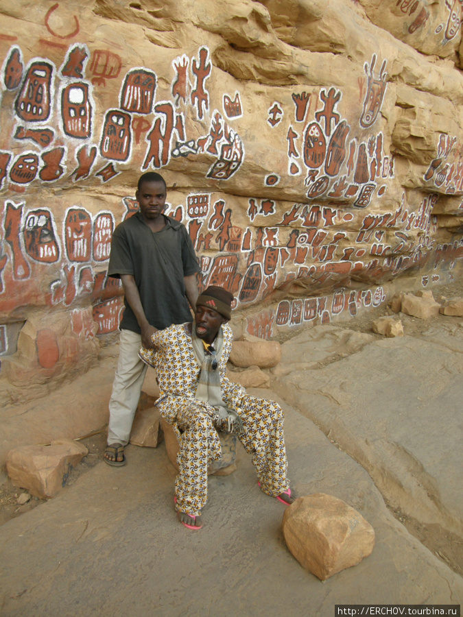Ребята показывают как совершается обрезание. Область Мопти, Мали