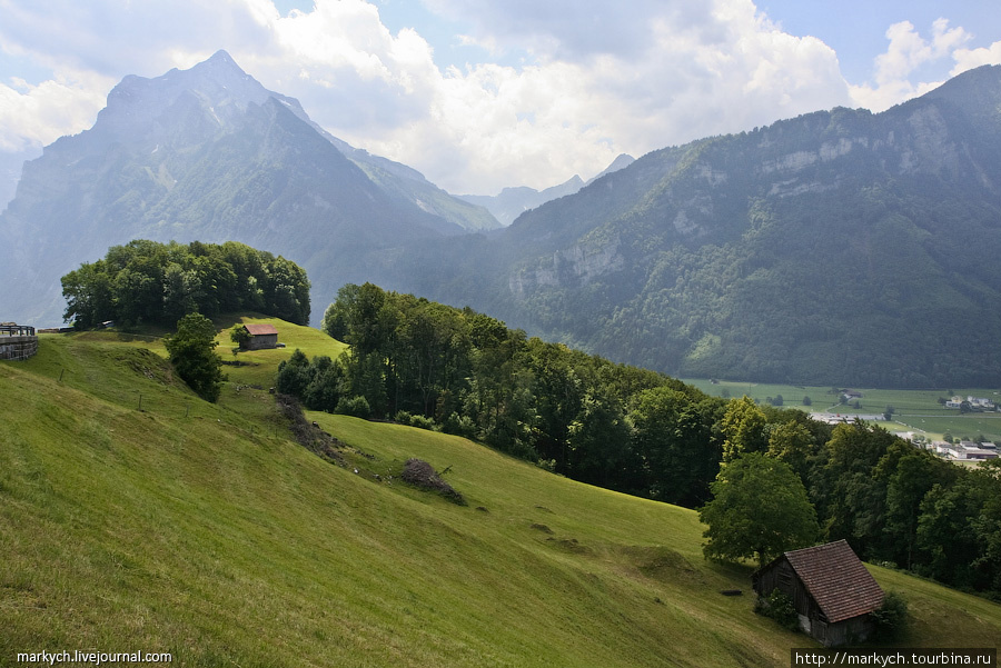 Трава на этих склонах аккуратно скошена. Местные фермеры собирают ее на корм скоту. Швейцария