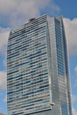 Один из самых заметных небоскребов — отель Ритц-Карлтон