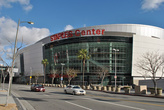 Здесь же неподалеку знаменитый Стэйплз Центр — место церемонии вручения Грэмми и арена команд Лос-Анджелес Кингз (хоккей) и Лэйкерс (баскетбол)