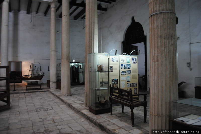 Музей по сути краеведческий: история острова с акцентом на период нахождения под Оманским султанатом Стоун-Таун, Танзания