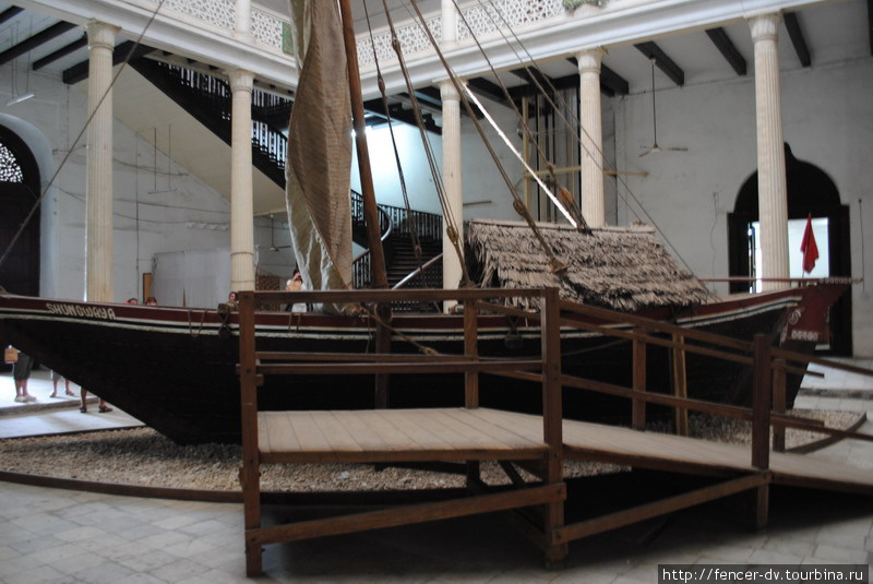 На первом этаже — огромная традиционная лодка Стоун-Таун, Танзания