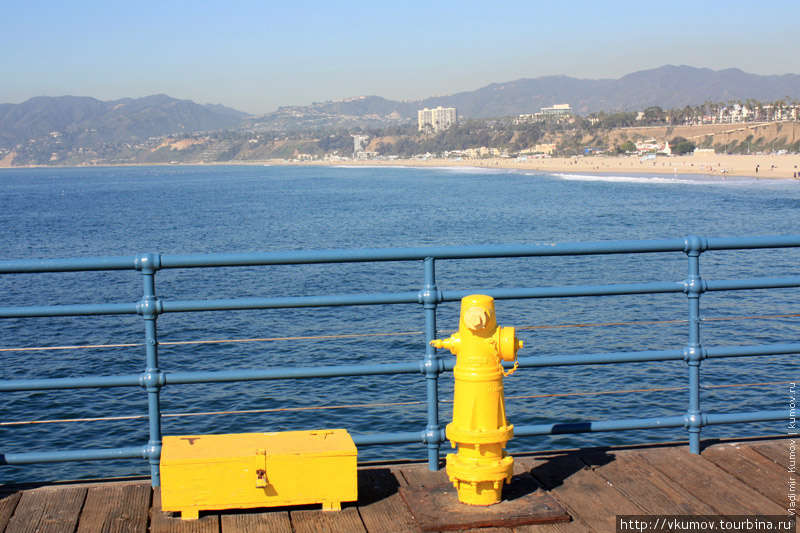 Во всём Лос-Анджелесе пожарные столбики выкрашены в жёлтый цвет. Исключение только одно — Беверли-Хилз, там их перекрасили в серебро. Санта-Моника, CША